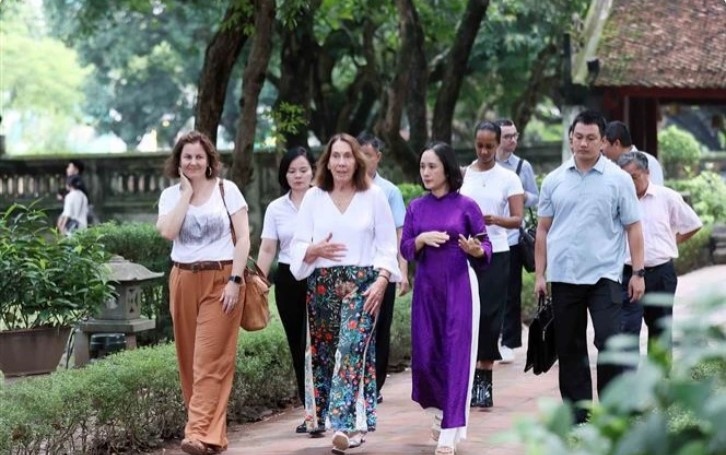 Australian Senate President visits Van Mieu-Quoc Tu Giam